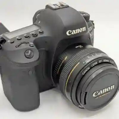 Canon Eos 6D Mark II + Obiectiv Canon Lens EF 50mm 1:1.4 Ultrasonic